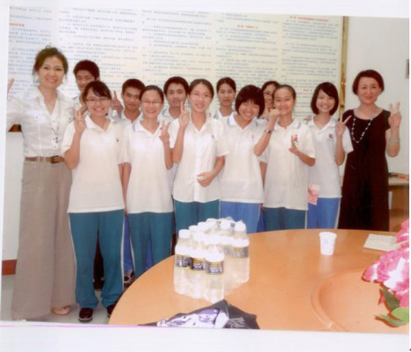 2012年9月18日北京华彩扶贫助学慈善基金会捐助海南华侨中学高三贫困生