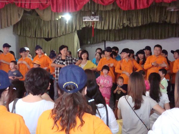 2013年9月2日北京华彩扶贫助学慈善基金会走进北京太阳村看望小朋友