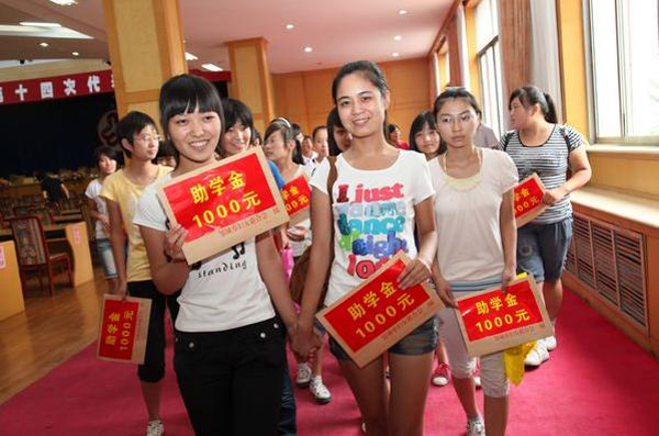 2013年9月下旬北京华彩扶贫助学慈善基金会捐助海南华侨中学贫困大学生